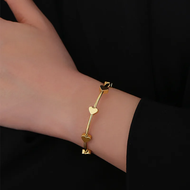 A lady's stainless steel-plated 18-carat Gold c-cut bracelet, fashion simple light luxury accessories