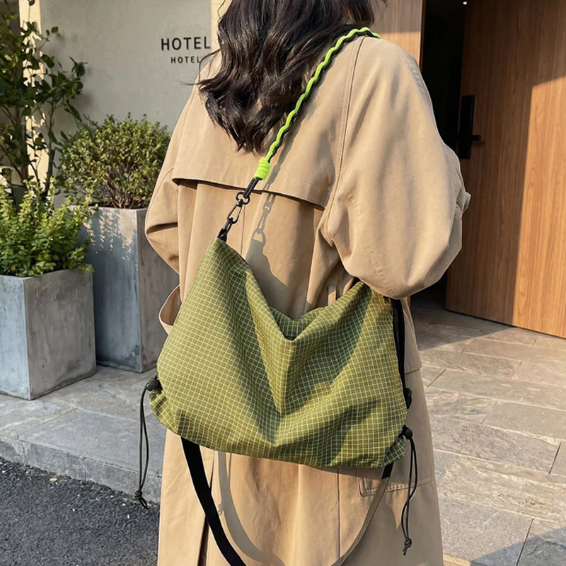 Lässige, karierte, wasserdichte Stoff-Umhängetasche, leichte Reisetasche für Damen, vielseitige Crossbody-Tasche – Detail 13