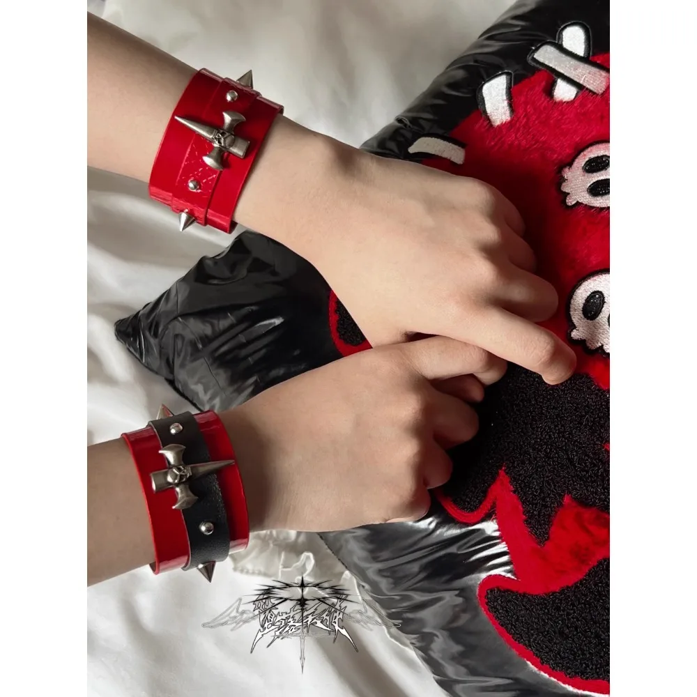 Original Subculture Dark สีแดงและสีดํา Rivets โลหะ CROSS Punk SNAKE Skin Cool สร้อยข้อมือสาวอินเทรนด์สวมสร้อยข้อมือ