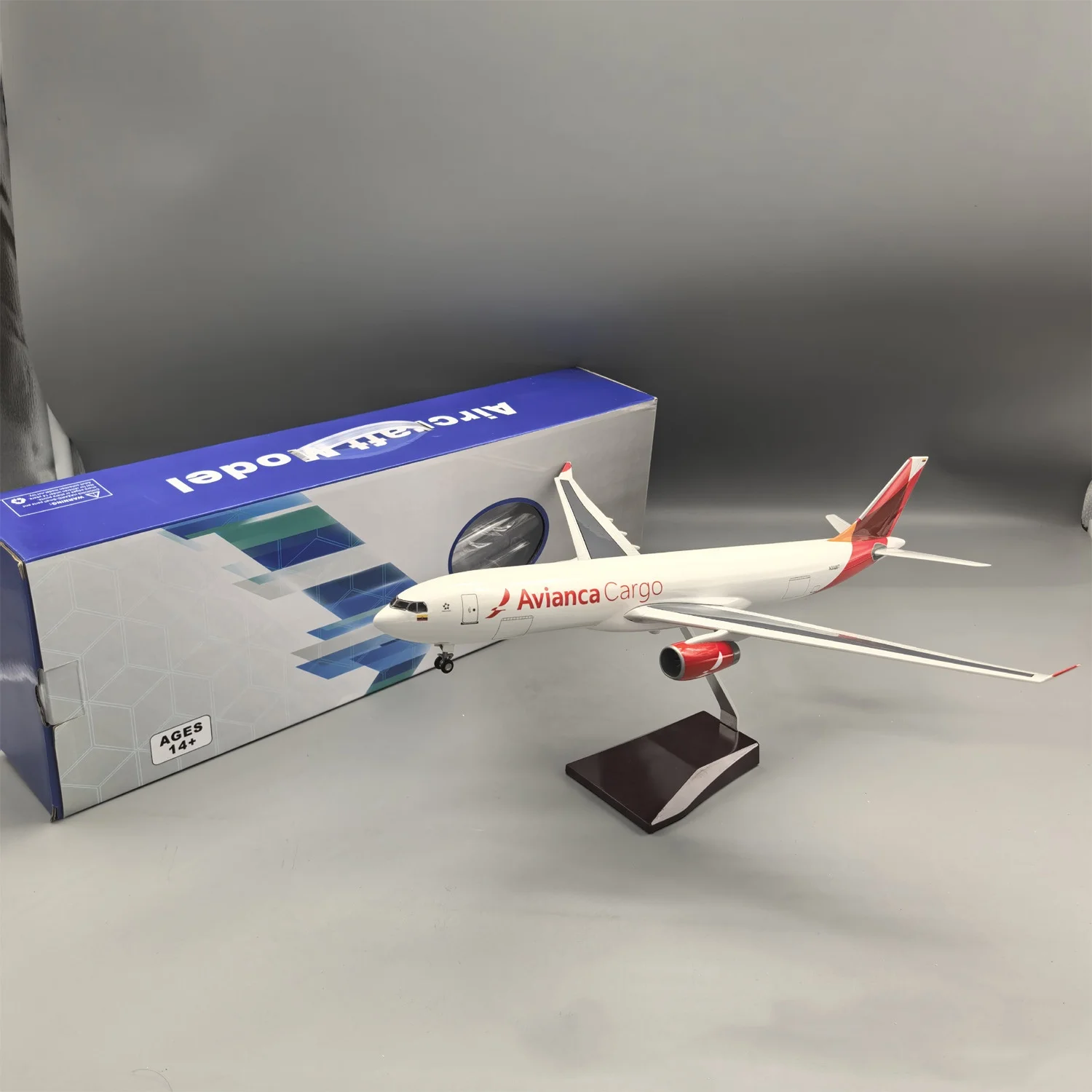 Modelo de avião A330 Avianca Cargo de 47 cm, feito em resina fundida com base de rodas, Colômbia, para entusiastas da aviação, presente.