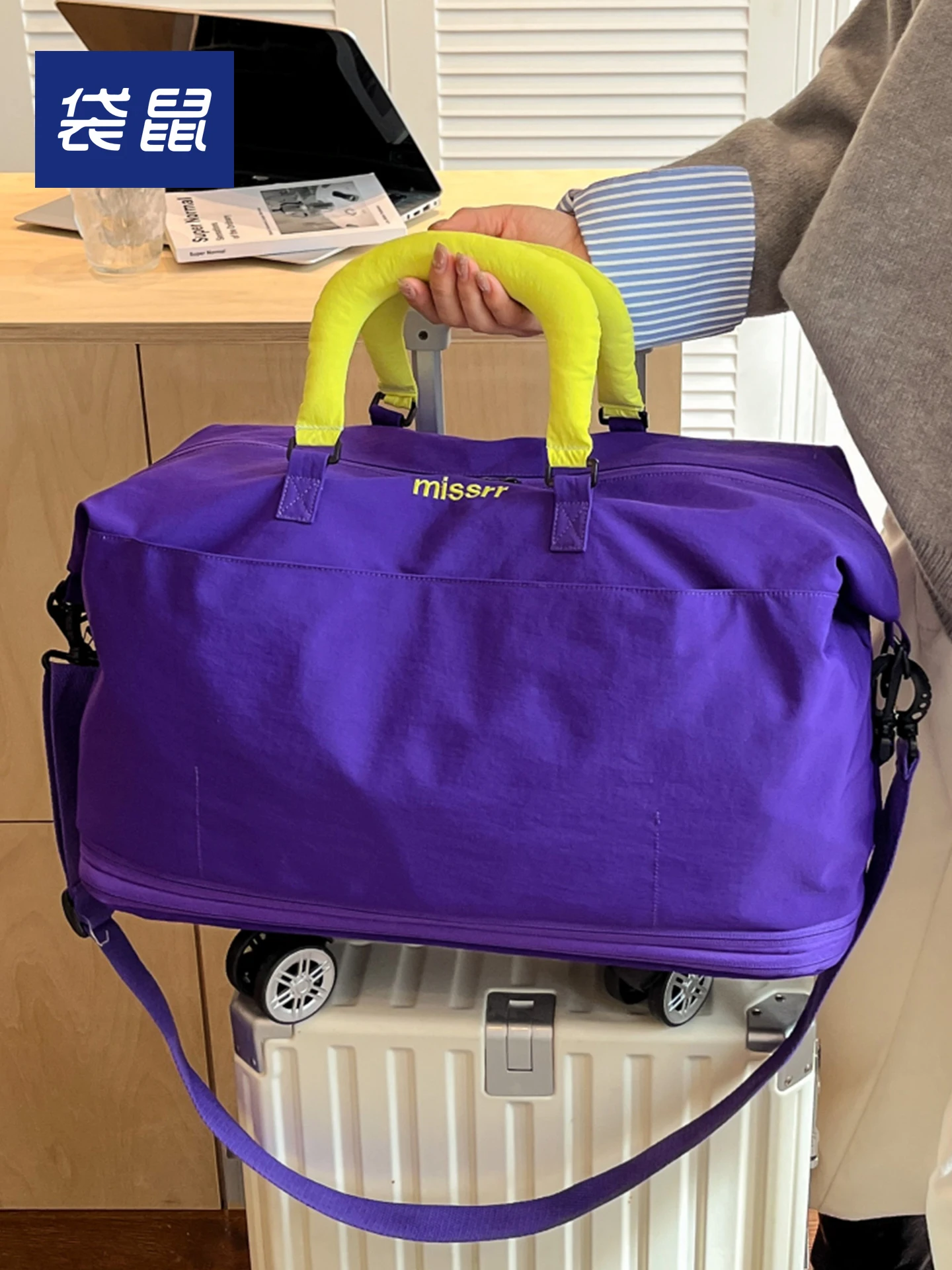 kangaroo-wheel-bag-lage-handheld-travel-clothes-storage-bag-large-capaci-roller-wheel-bag-faionable-trendy-nylon-material