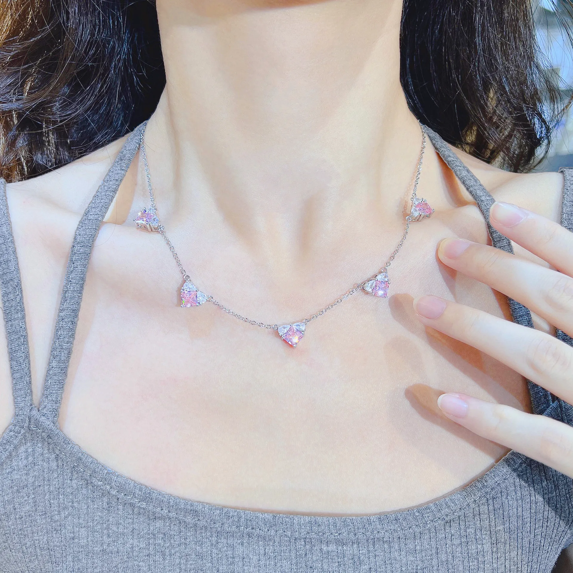 Luxuriöse Herzförmige Zirkonia-Ohrstecker für Damen Elegante Modische Halskette Schmuck für Party und Hochzeit – Detail 8