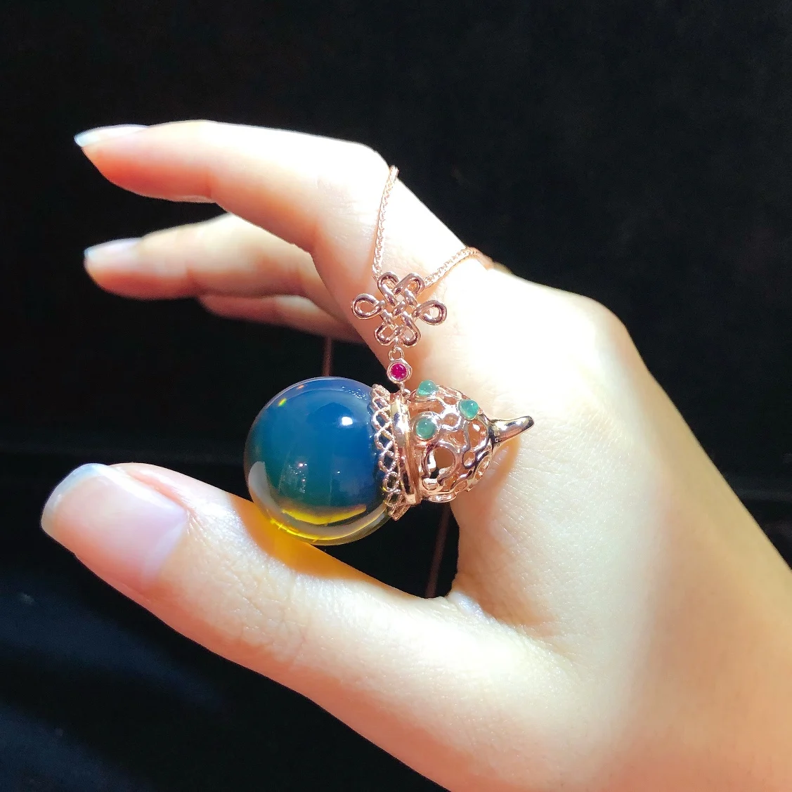 Pingente exclusivo em formato de garrafa de vinho, corrente de prata banhada a ouro com pedra âmbar azul natural de 20 mm, presente perfeito para mulheres