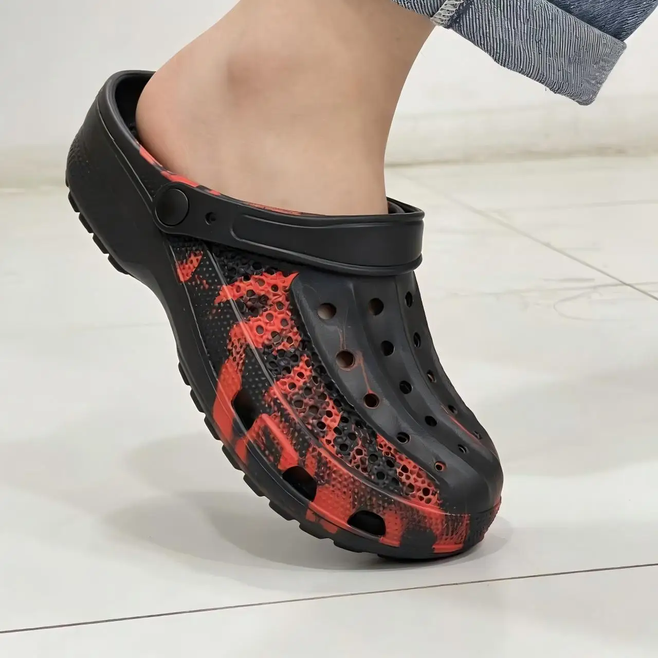 Men's High-End Color-Blocked Clogs, Soft-Soled Beach Shoes for Men and Women, Summer Non-Slip and Breathable