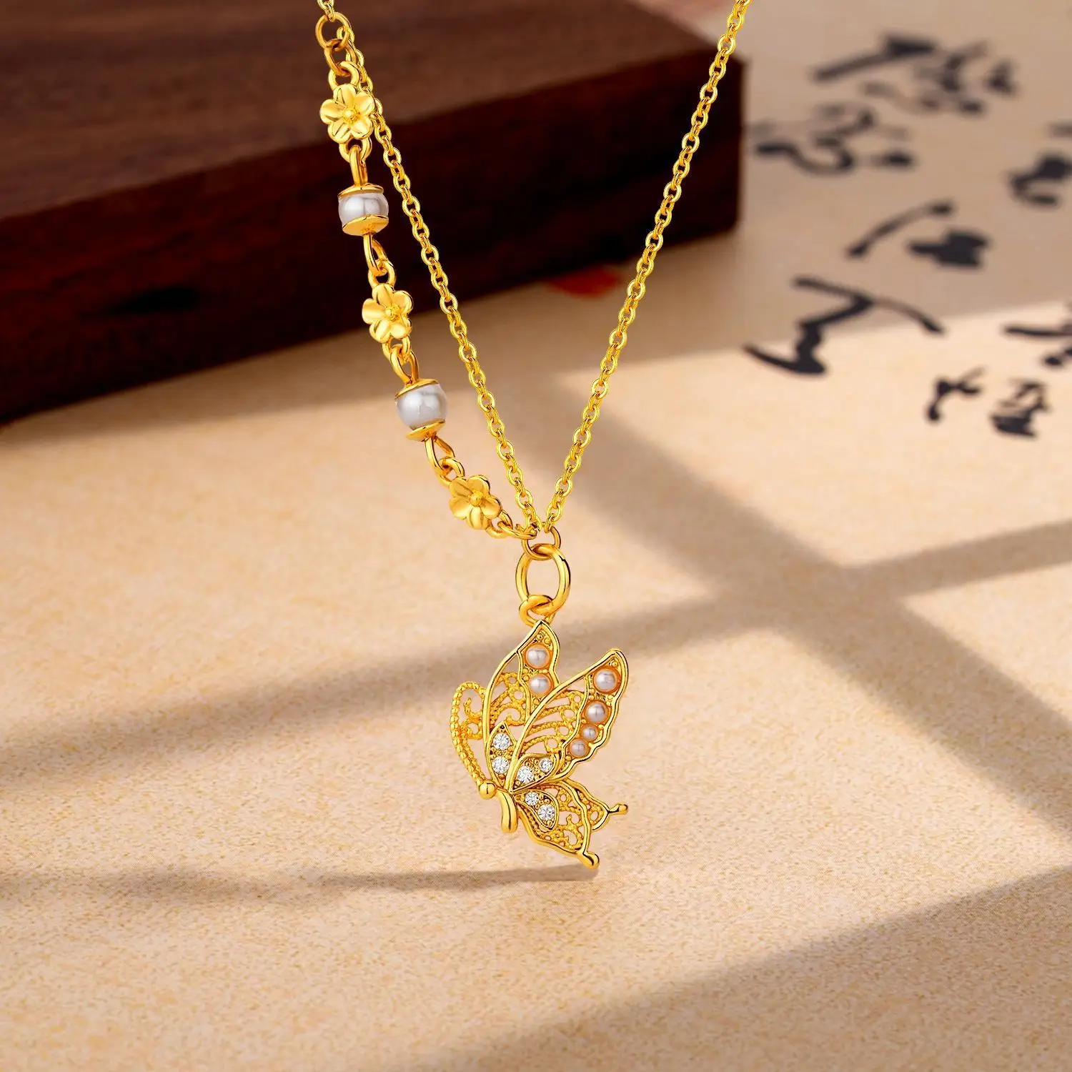 Simple fashion 24K real gold Butterfly Pearl pendant necklace Feminine 999 pure gold light luxury luxury flower clavicle chain