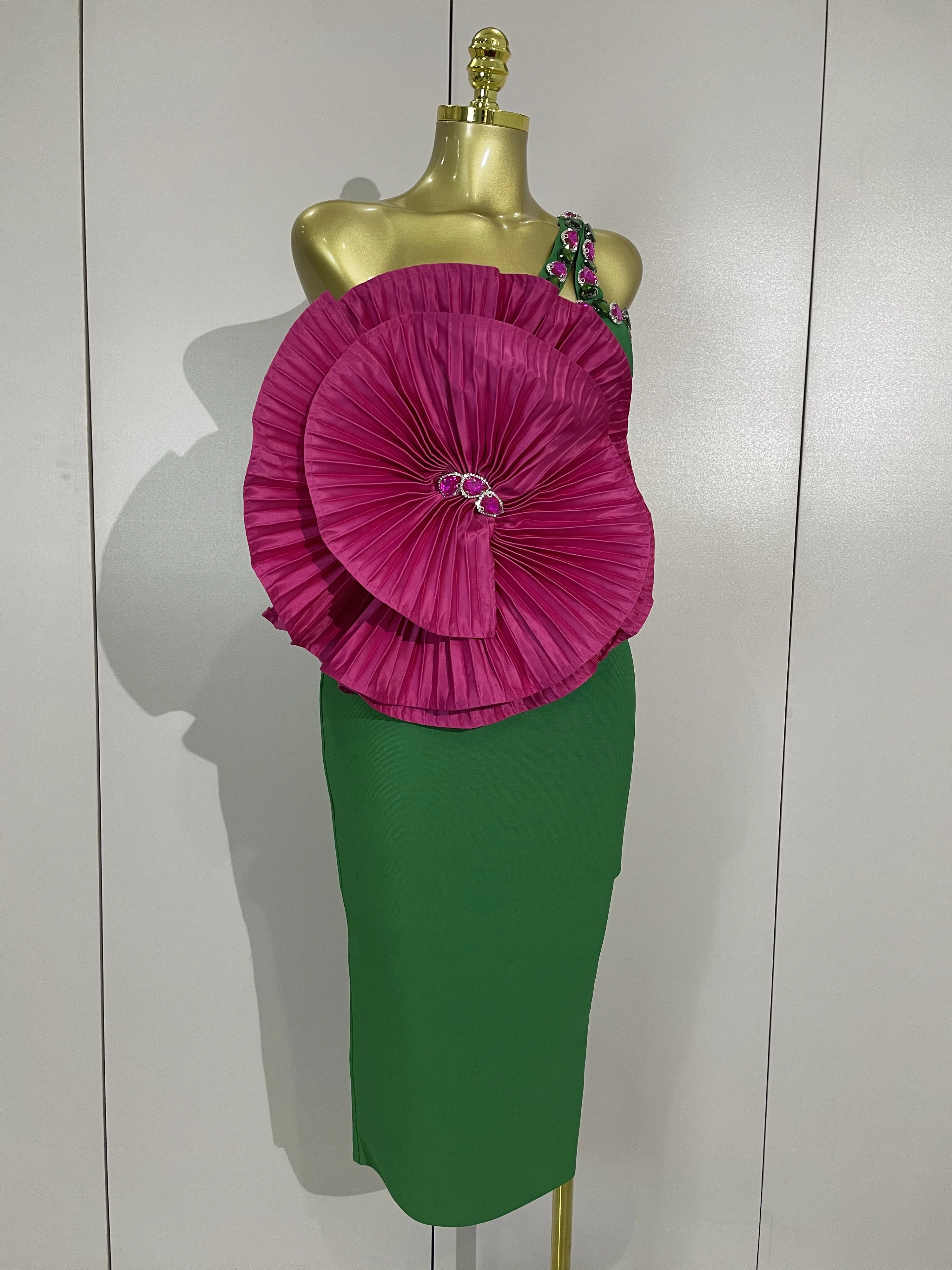 女性用キラキラクリスタルセクシーワンショルダービッグローズレッドフローラルグリーンボディコンバンデージドレスエレガントセレブリティパーティーカクテルドレス