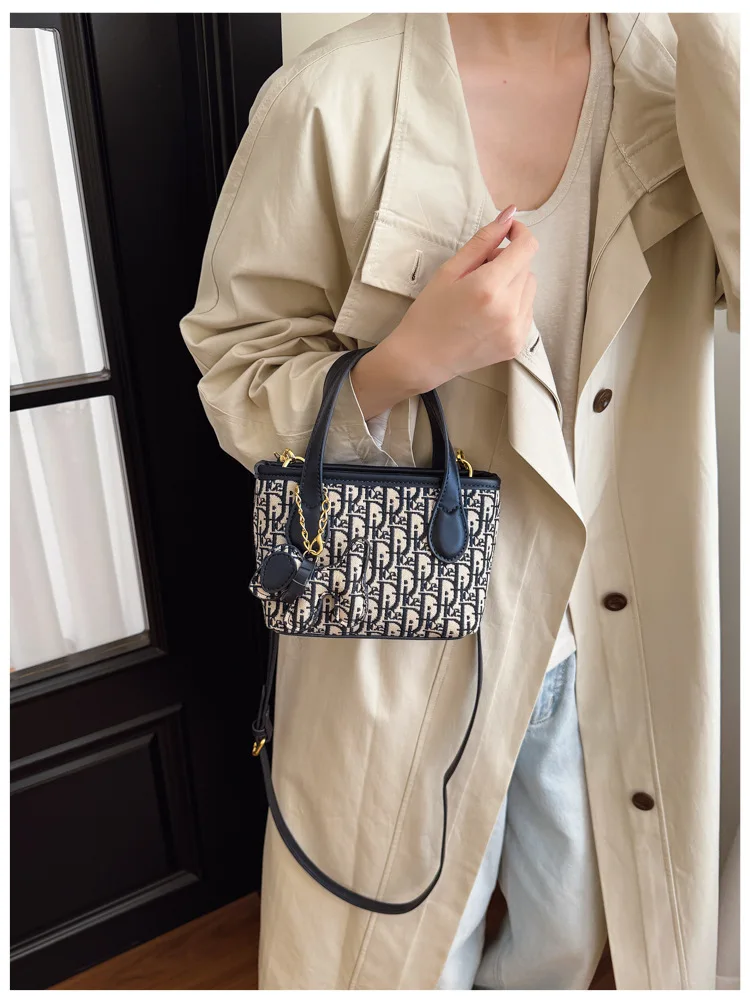 

Женская структурированная сумка 2026, квадратная оправа с узором, регулируемая для переноски через плечо