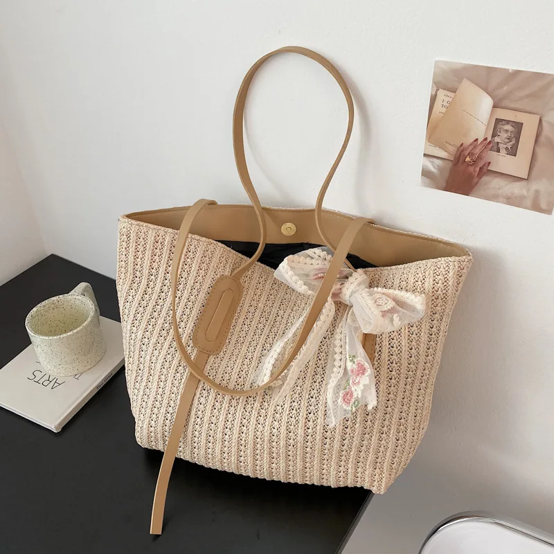 Borsa da donna estiva di grande capacità 2024 nuova edizione coreana borsa a tracolla semplice borsa da spiaggia da donna portatile intrecciata in erba di moda