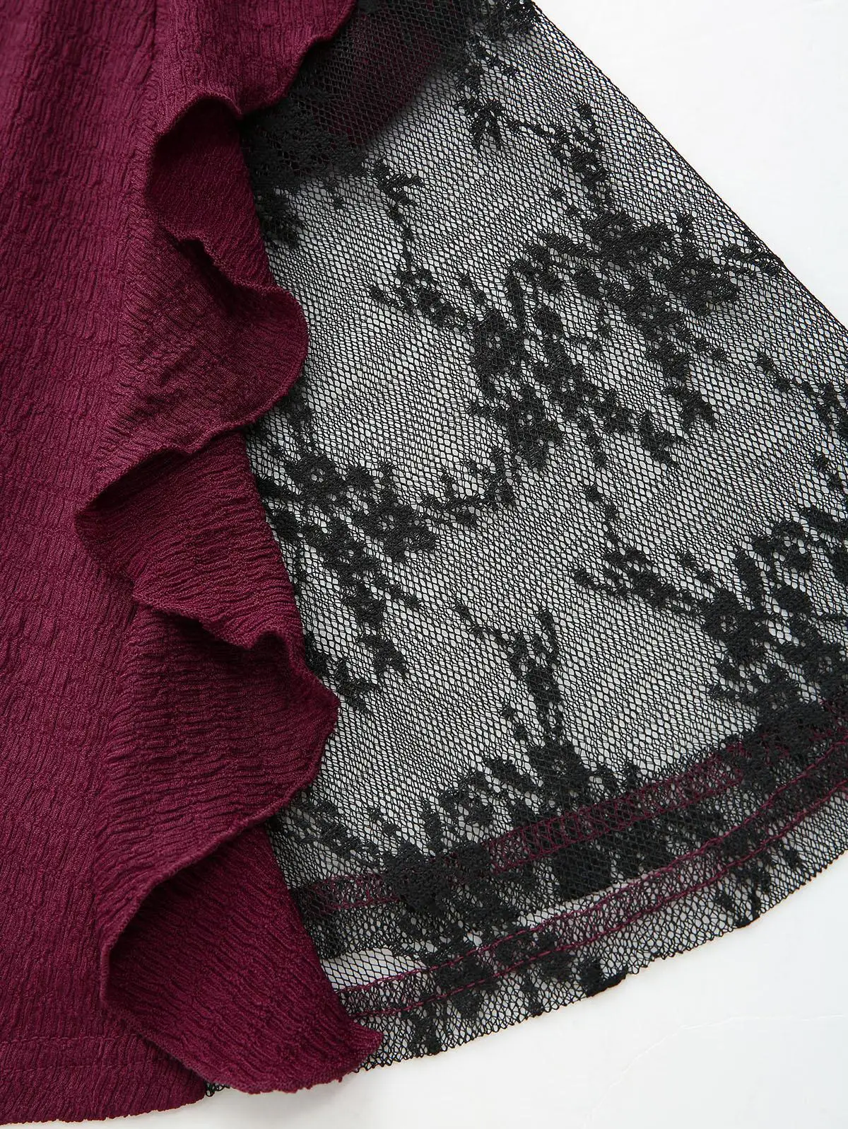 تي شيرت نسائي لخريف 2025 مزين بالدانتيل وأكمام مضيئة وكشكشة مع حزام قابل للإزالة بلوزات حمراء