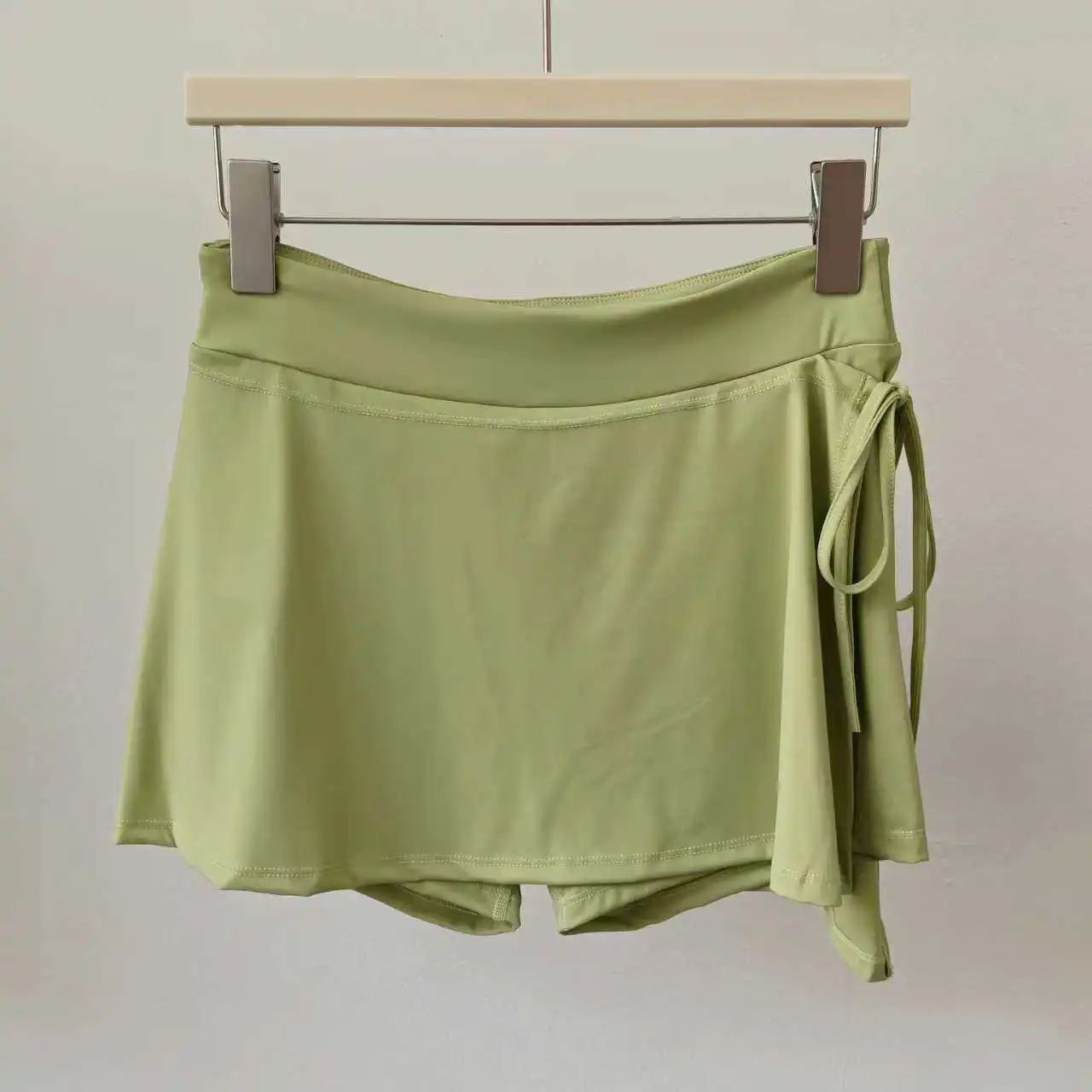Hochgeschnittener, zweiteiliger Sportrock mit integrierten Shorts, atmungsaktiv, schnelltrocknend, für Yoga, Tennis, Fitness und Laufen. – Detail 4