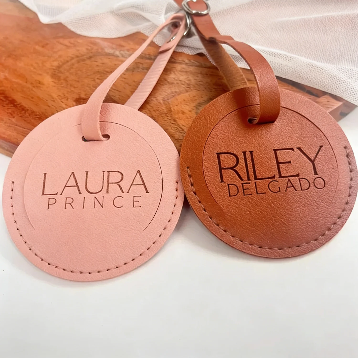 

1 шт. Бесплатная персонализированная круглая кожаная багажная бирка с логотипом, аксессуар для путешествий, идентификационная карта для чемодана, багажная бирка с именем, ID и адресом