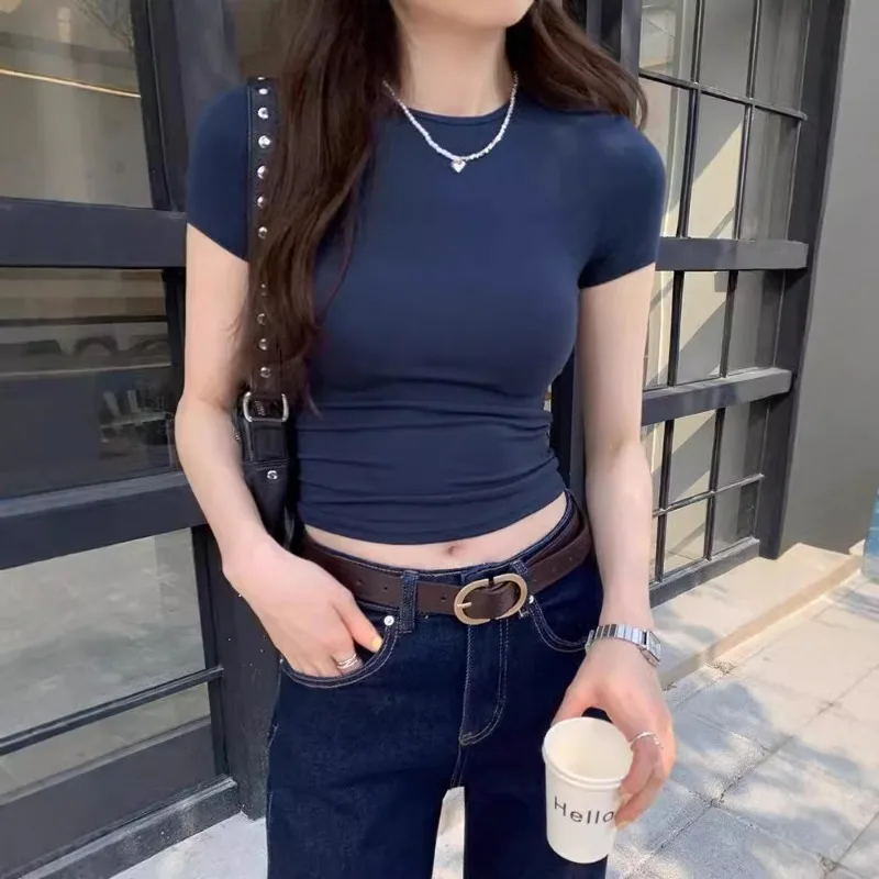 

A short-sleeved T-shirt for women in summer, a simple and form-fitting short top for petite hot girls