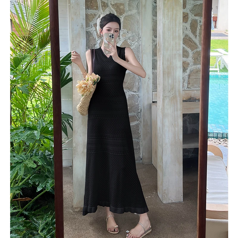 Nieuwe elegante effen kleur v-hals slanke gebreide jurk voor vrouwen zomer mouwloze holle casual a-lijn lange jurk casual jurk