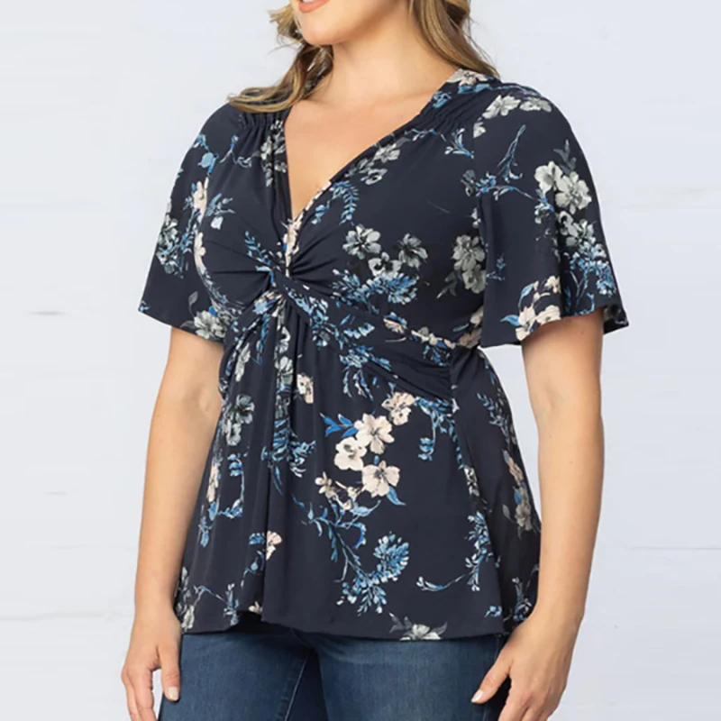 เสื้อผู้หญิงไซส์ใหญ่ ลายดอกไม้ แขนสั้น คอวี ผูกโบว์ ทรงหลวม สไตล์ลำลอง สำหรับฤดูร้อน รุ่นใหม่ ปี 2025