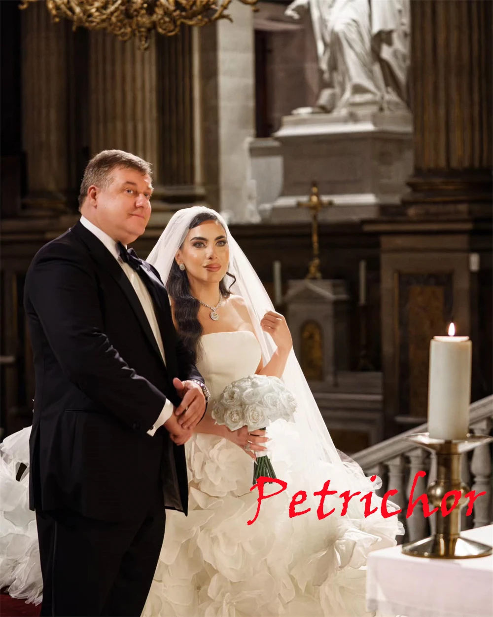 تخصيص جودة عالية الأبيض تول فستان الزفاف مزاجه حمالة الزهور أثواب الزفاف قطار مصلى فستان مفتوح الظهر