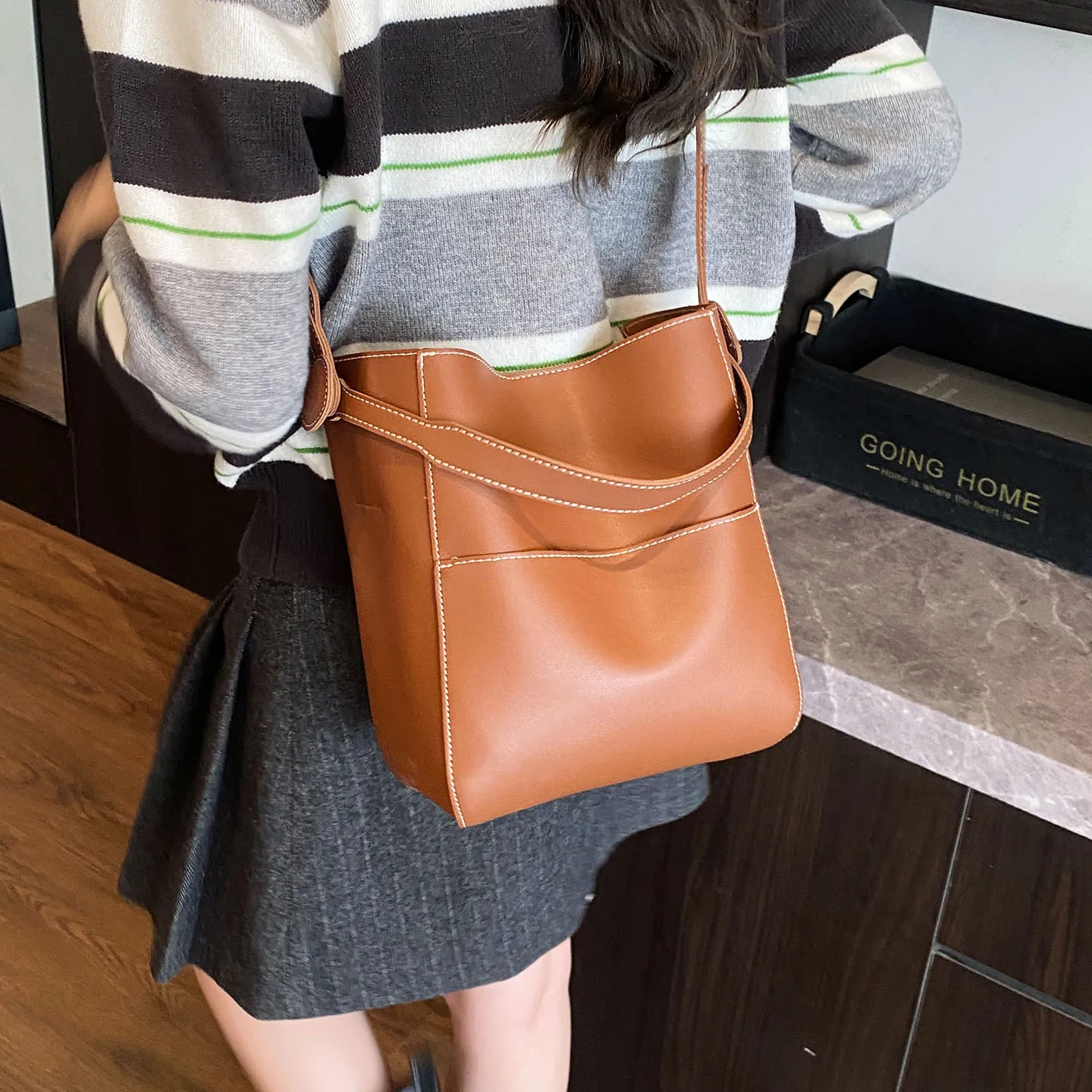 العصرية المرأة دلو حقائب اليد 2025 الخريف خمر مزاجه بولي Leather حقيبة ساعي جلدية الحد الأدنى التنقل حقائب كتف واحدة