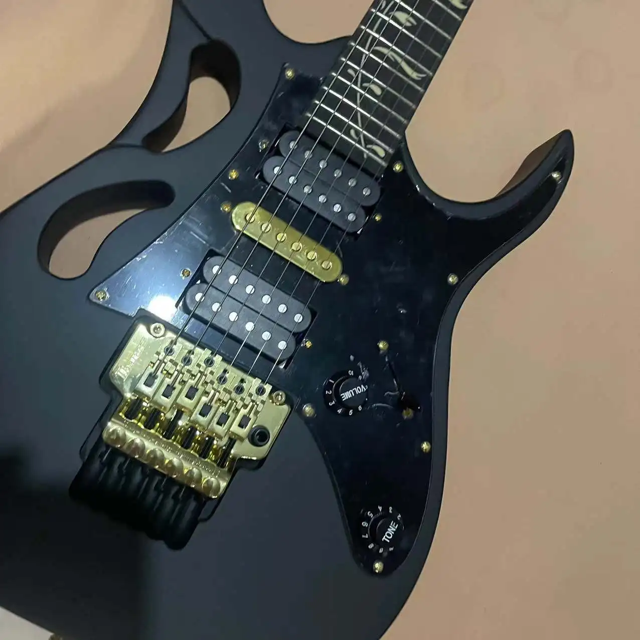 In stock, 6-chord electric guitar, matte black body, with real shipping pictures. Order and ship immediately