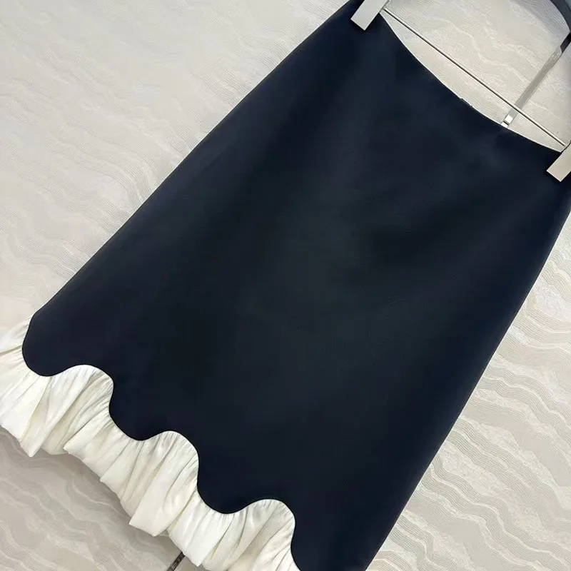 

French retro black and white striped skirt with wavy edges, A niche design, high-waisted and slimming A-line short skirt