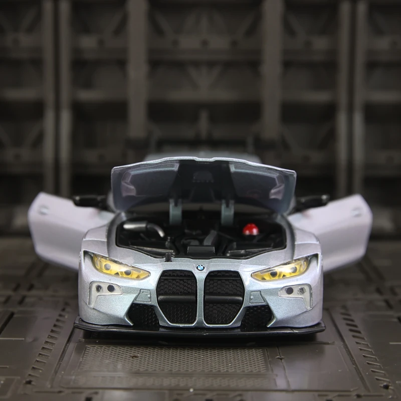 

Модель автомобиля BMW M4 GT3 из сплава металла в масштабе 1:24 с функцией открытия дверей и переднего капота, со звуковыми и световыми эффектами.