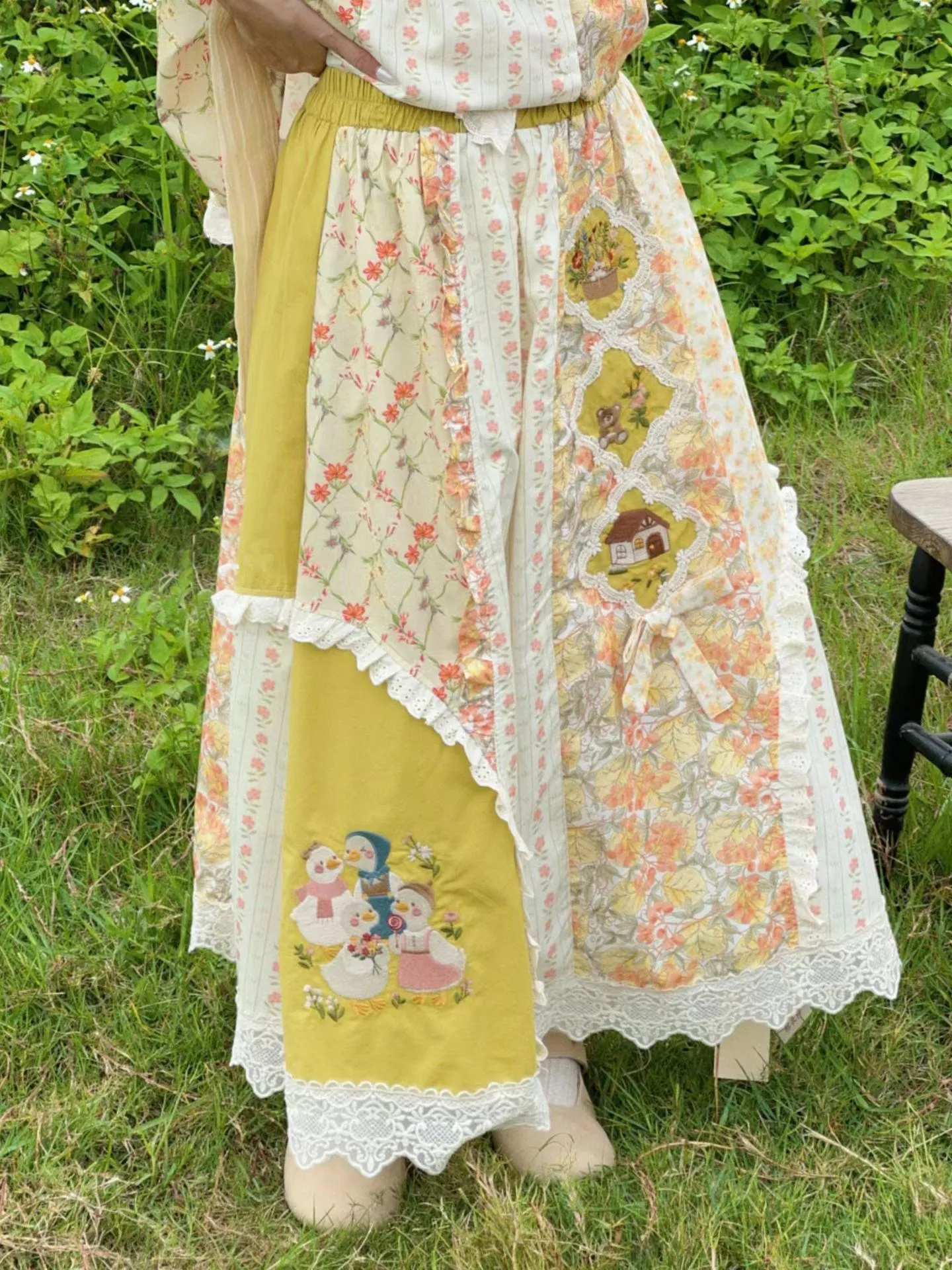 

Новая японская юбка в стиле Мори гёрл 2026 года: пэчворк, кружево, эластичный пояс, А-силуэт, плиссировка, винтажная вышивка, хлопок.