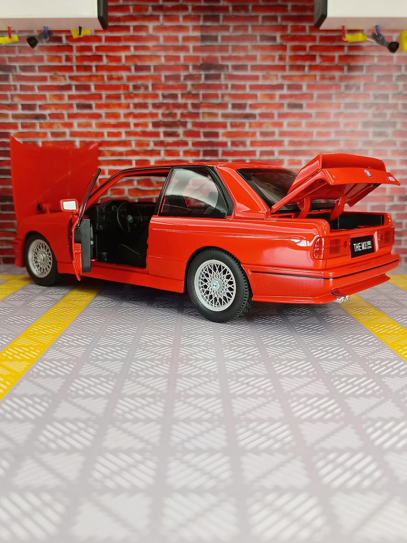 Simulación 1:24 BMW M3 E30 1988, adorno de modelo de coche de aleación, colección de puertas y capó de motor, el maletero se puede abrir