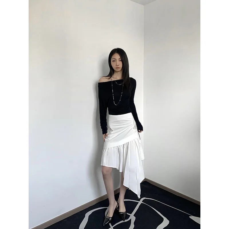 กระโปรงทรงเอแบบไม่สมมาตรสีขาวสไตล์เรโทรสำหรับผู้หญิง แฟชั่นเอวสูงทรงเข้ารูปความยาวปานกลางสำหรับฤดูใบไม้ร่วง รุ่นใหม่ล่าสุด