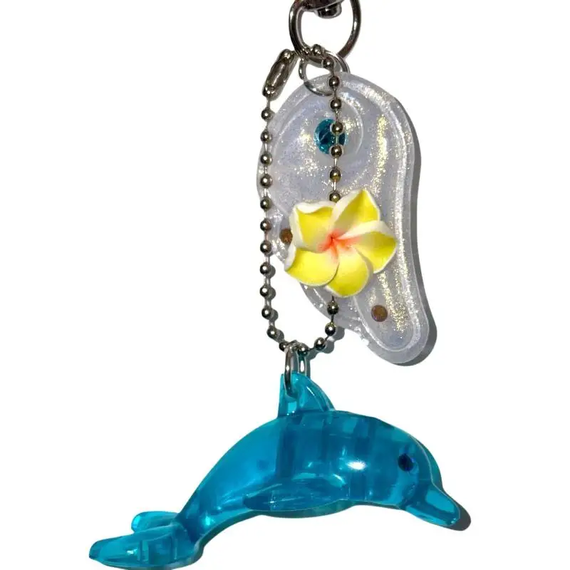 Transparenter blauer Acryl-Delfin-Schlüsselanhänger mit Blumenanhängern und Strassflügeln, perfekte Taschendekoration für Meeresliebhaber. – Detail 5