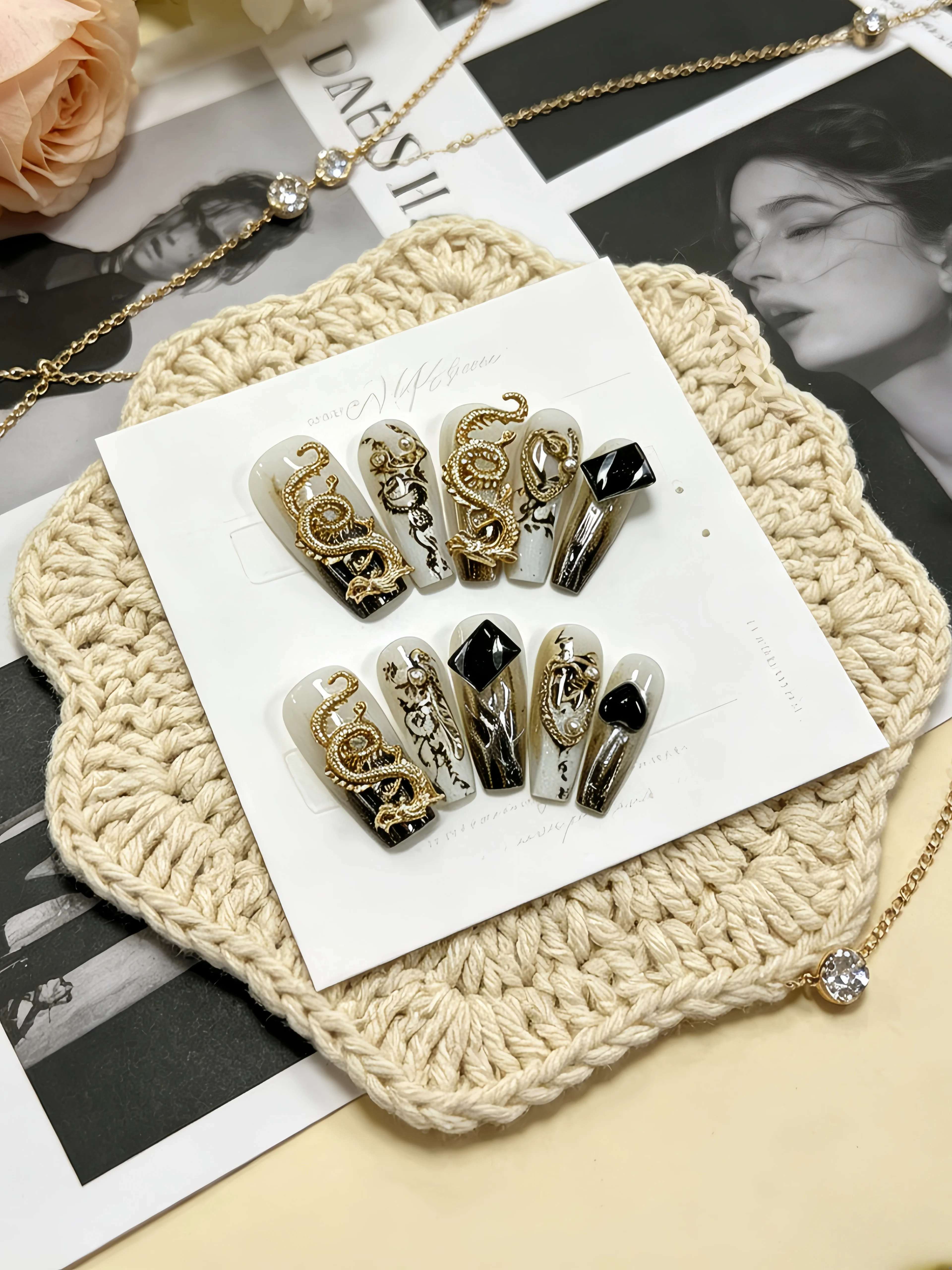 10 Uñas Postizas Trapezoidales Medianas, con Degradado en Blanco Leche y Negro, con Diseños de Dragón Dorado, Cadena de Diamantes de Imitación y Contornos Simples Uñas postizas de estilo chino para un look moderno y elegante, ideales para chicas dulces y geniales, atuendos de estilo chino, uso diario, estudio, fiestas, oficinistas y citas nocturnas de estilo chino, uñas postizas para un look moderno. Incluye una pegamento tipo gel y una lima de uñas.