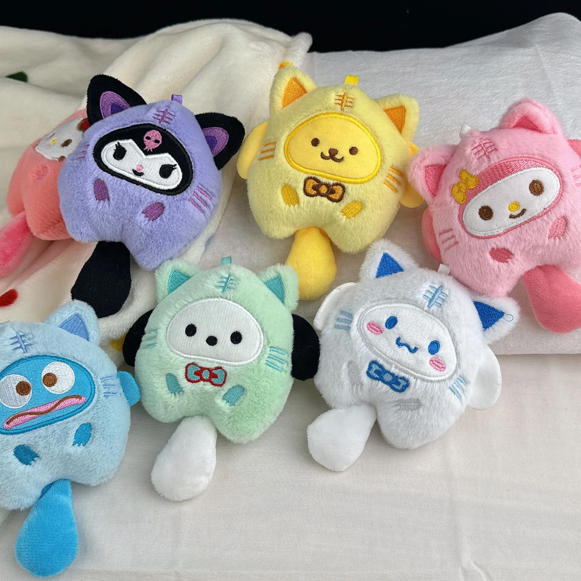 

Милая плюшевая игрушка-брелок Sanrio Hello Kitty, аниме-аксессуар, подвеска на рюкзак Kuromi, праздничные подарки для мальчиков и девочек