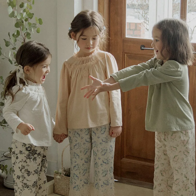 

Новые осенние топы для маленьких девочек с круглым вырезом и длинными рукавами, футболка для маленьких девочек с кружевной отделкой, однотонный детский топ для девочек