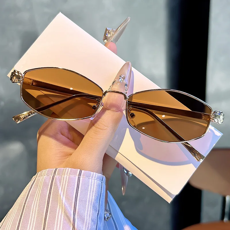 1/3 stücke Frauen Polygon Metall Sonnenbrille Kleine Rahmen Gravierte Blume Detail Luxus Sonnenbrille Vintage Designer Shades UV400
