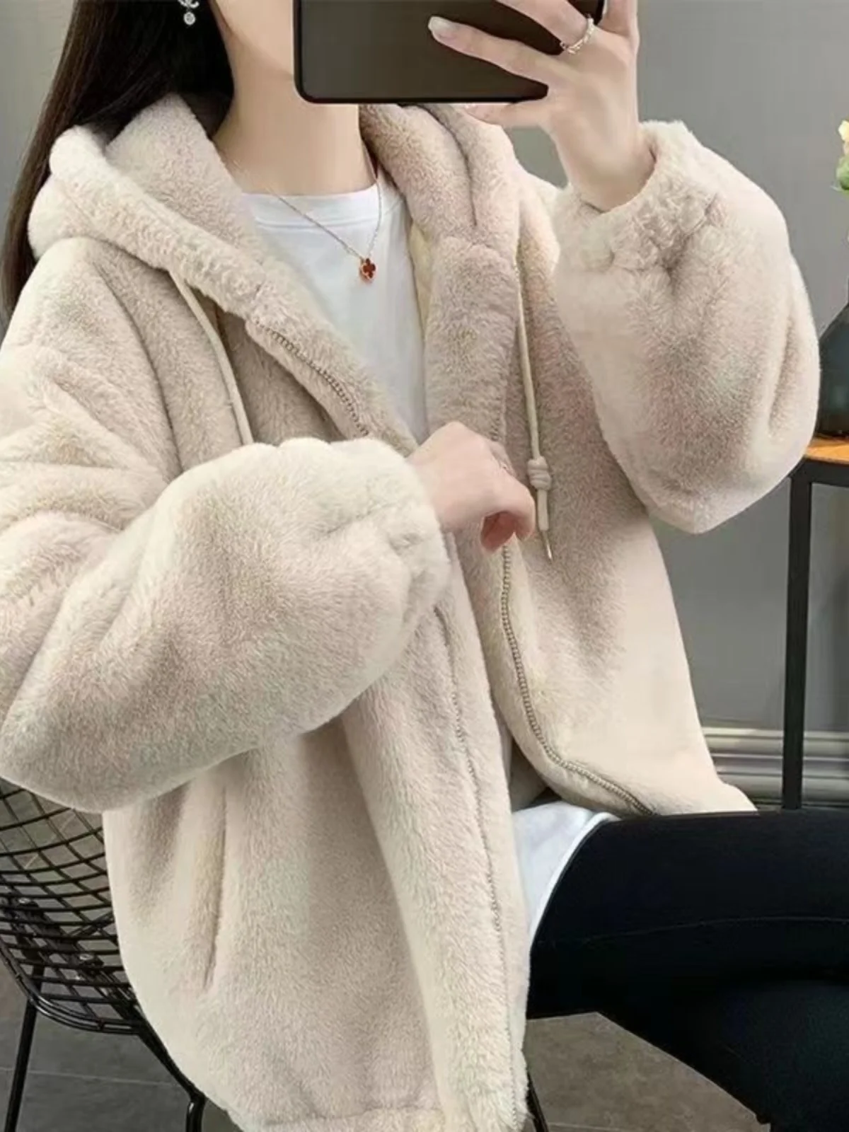 

Новая зимняя утепленная женская куртка из хлопка с искусственным мехом кролика, теплая, короткая, для повседневной носки, модная