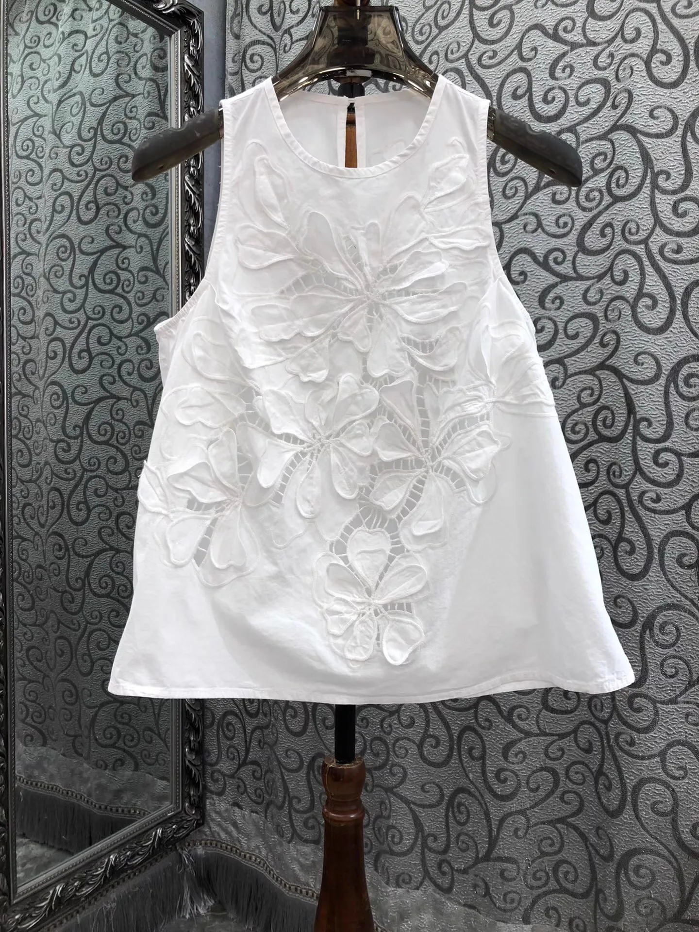 

100%Cotton Tops 2025 Autumn Fashion Lady Hollow Out Flower Embroidery Sleeveless Sexy White Black Elegant Tops Blouses Female