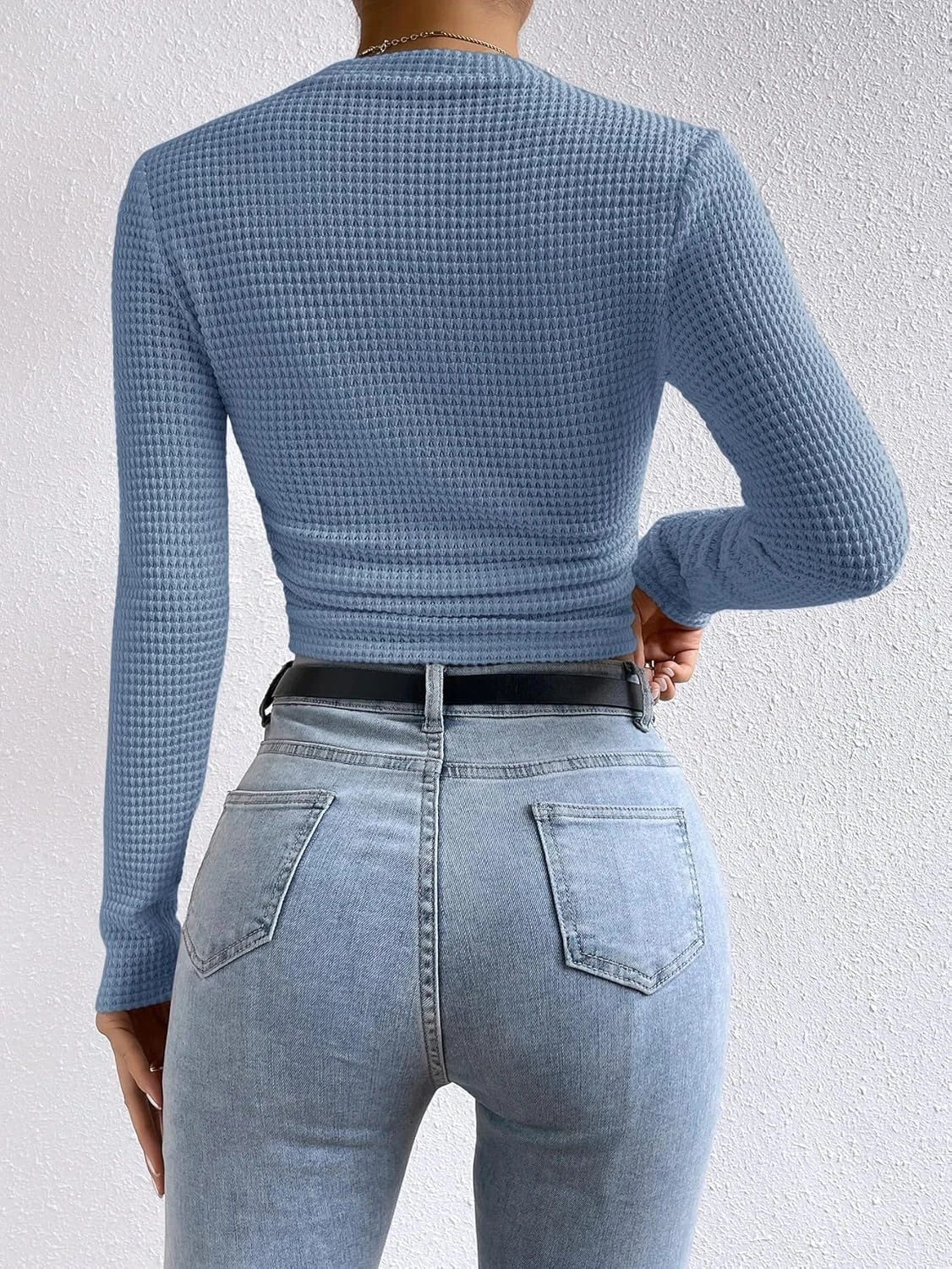 تي شيرت نسائي لخريف وشتاء 2025 بلون سادة وافل متماسك مكشوف السرة وأكمام طويلة