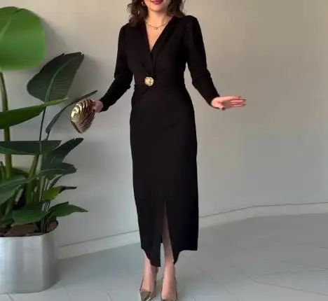 Otoño nuevo vestido de manga larga con diseño de botones de Metal plisado con cuello en V con temperamento elegante para mujer y vestido con diseño de hendidura