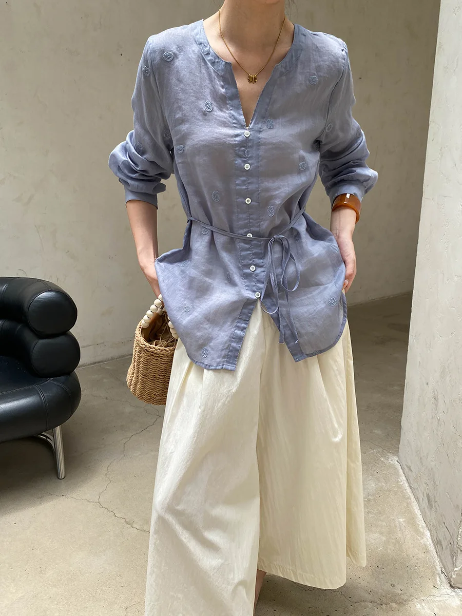 Sommerliches Damen-Shirt in unifarbenem V-Ausschnitt, locker geschnitten, mit Stickerei, für einen eleganten Look. – Detail 23