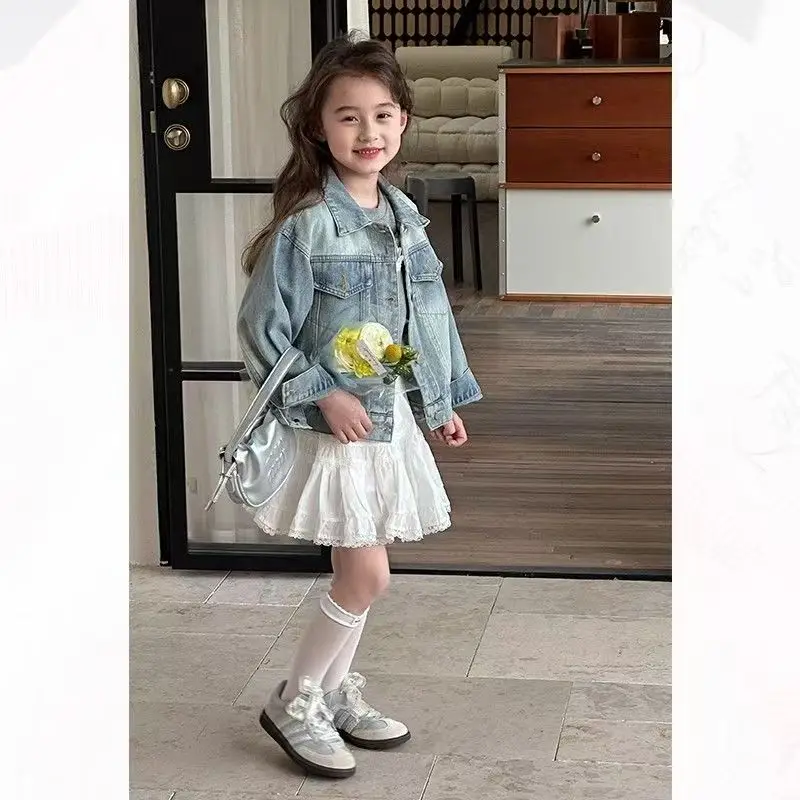 

Джинсовая куртка для девочек на весну и осень 2026: Новая корейская версия, универсальная и стильная, с длинными рукавами