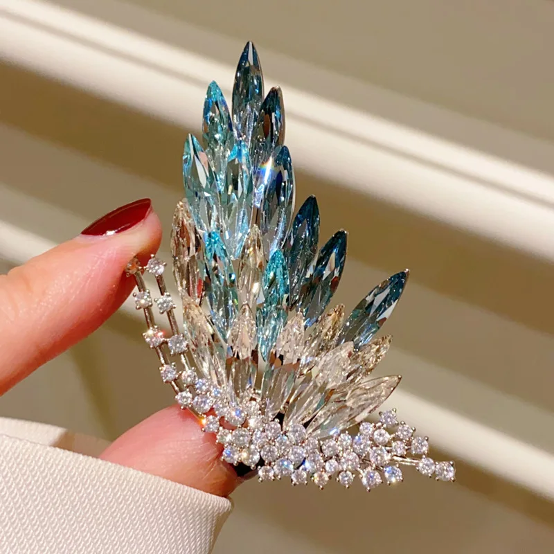 Gradient Sky Blue Crystal Butterfly Brooch Corsage Light Luxury Superflash Zircon suit Pin Accessory