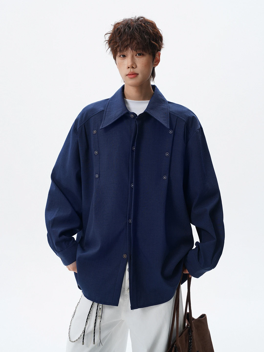 

Мужская рубашка свободного кроя в американском стиле, белая, повседневная, на пуговицах, с декоративными вставками, весенняя, универсальная, для улицы и дома, из полиэфирного волокна