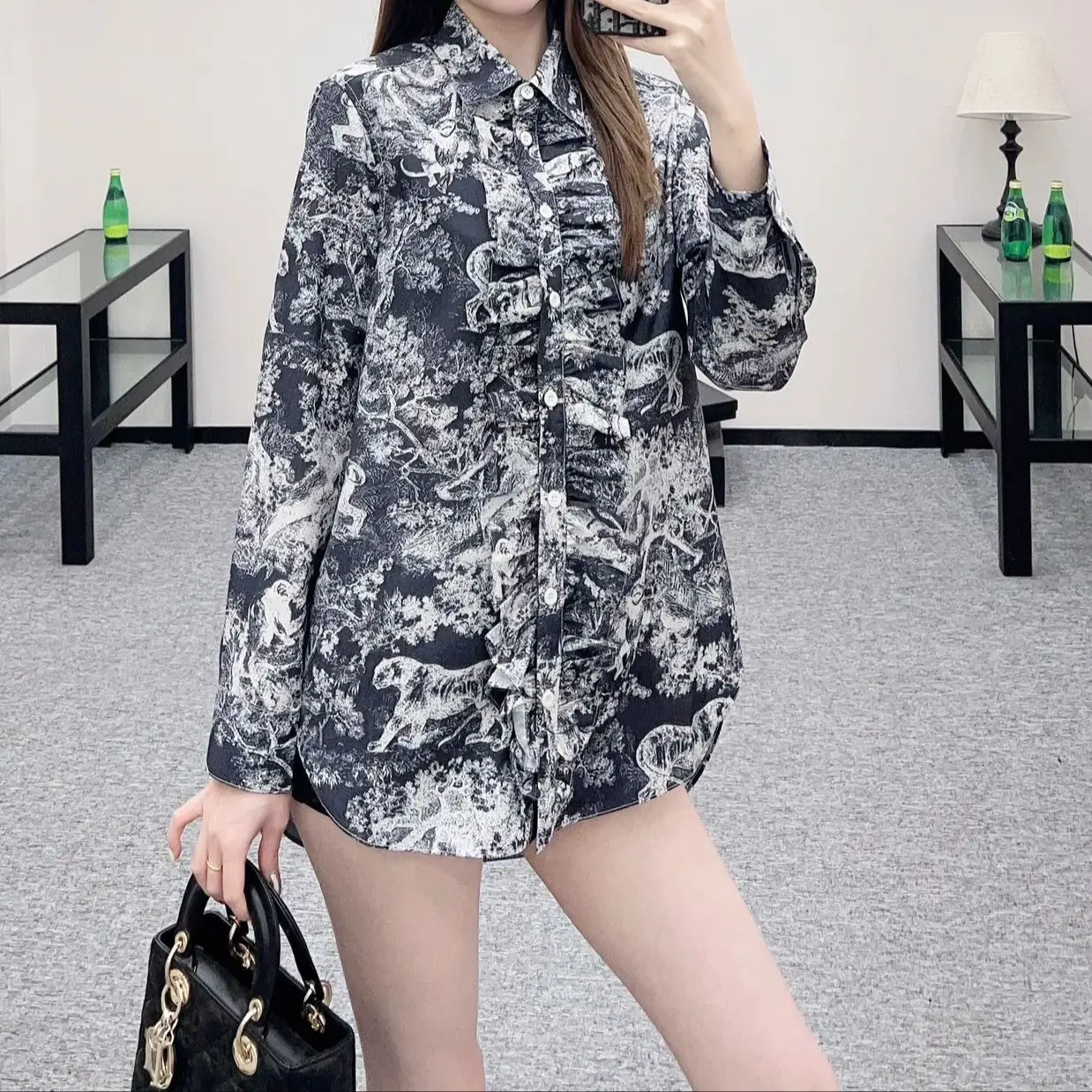 

YB imported twill thick texture, glossy, comfortable, breathable, collared shirt, pleated, fungus lace, animal and plant natural