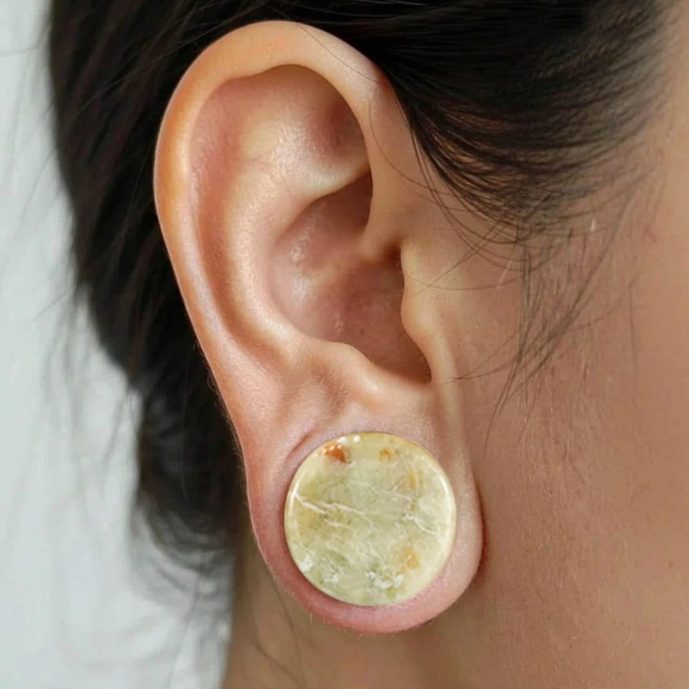 1-2PCS Nature Green-yellow Jade Stone Ear Plug Randow Solid Waist Ear Gauge Stretcher Piercing Ear Expansion Ear Tunnel  Saddlle