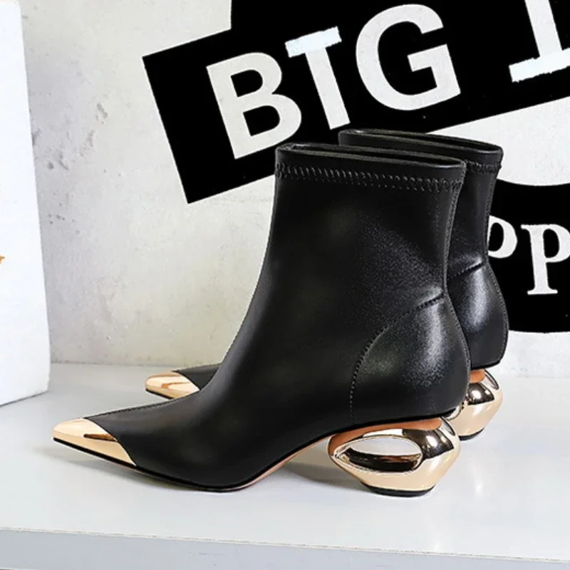 2026 New Metal Hollow Heel Iron Head Metal Pointed Toes Modern Short Boots for Women Winter Street Style Low Heel Boots Female