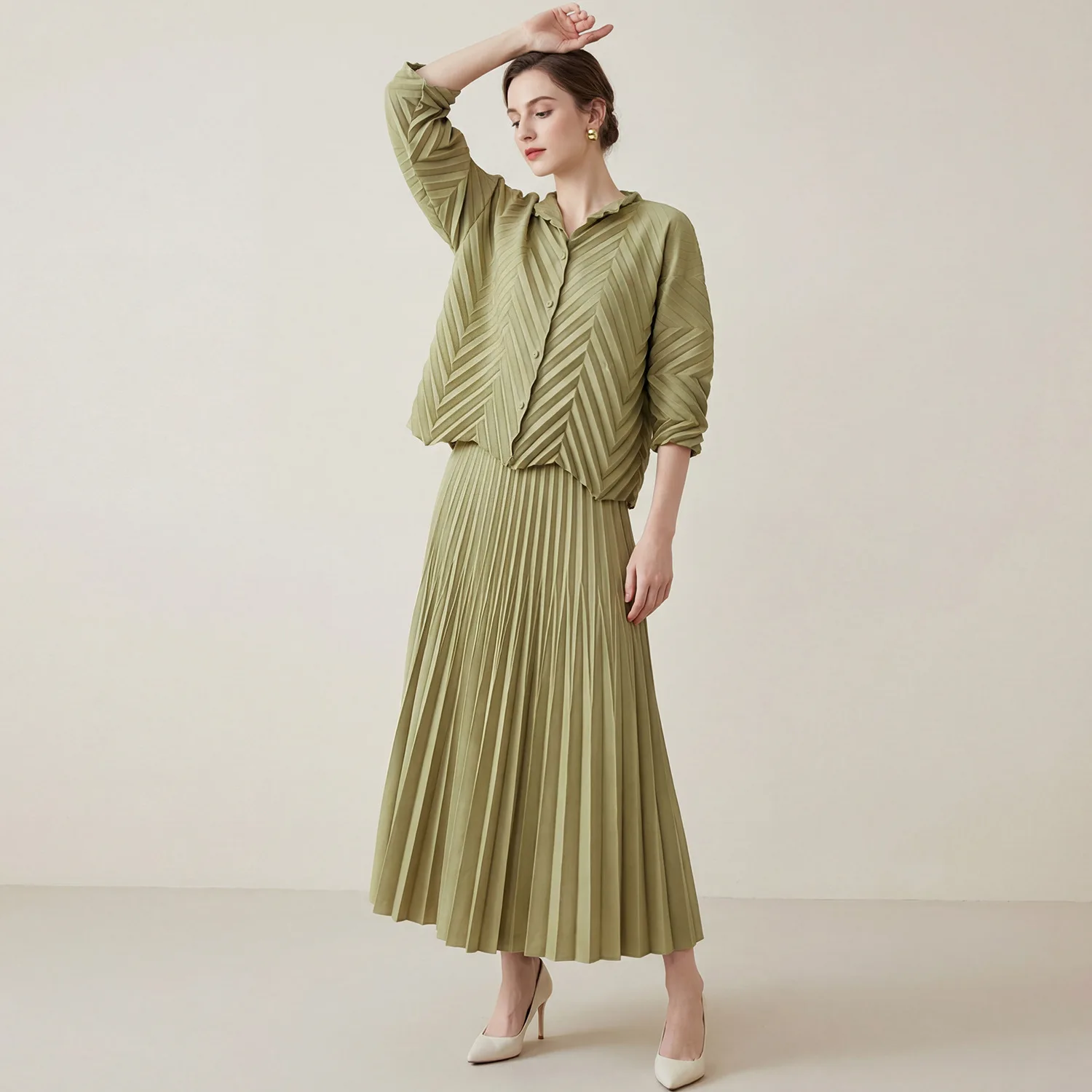 

Комплект из двух предметов: плиссированная юбка с высокой талией и однобортный топ в стиле Мияке, новинка весна-лето 2026