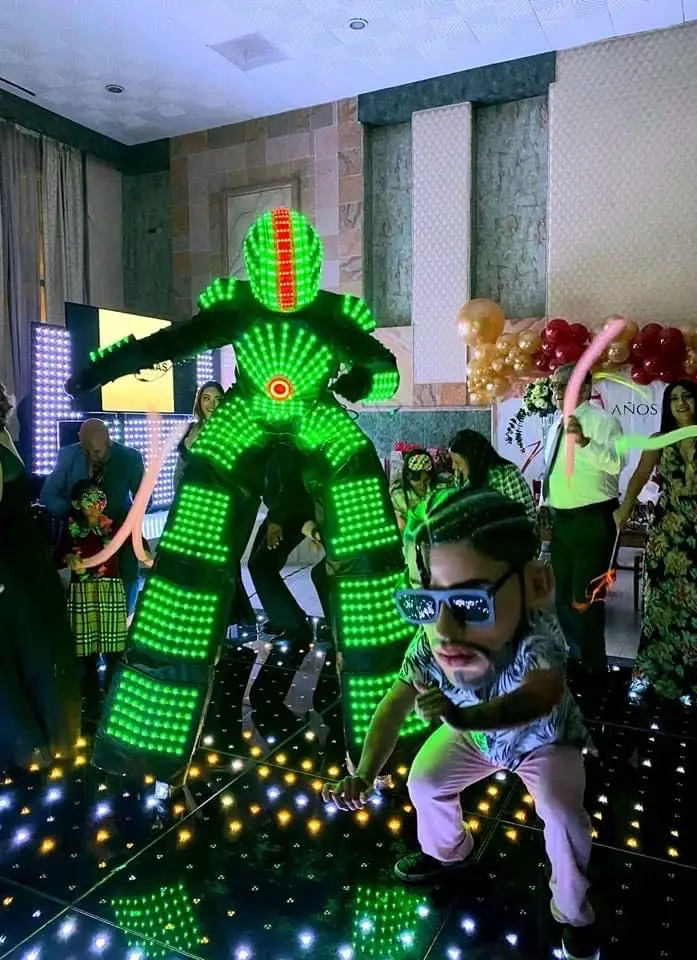 Traje de Robot andador con zancos LED, traje para espectáculo de baile, eventos, vacaciones con múltiples modos, gran oferta