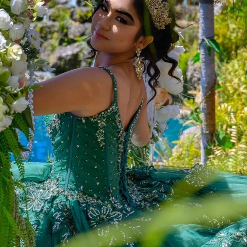 Robes De Quinceanera vert foncé brillant personnalisées, épaules dénudées, paillettes appliquées en dentelle, longue queue avec nœud, 15
