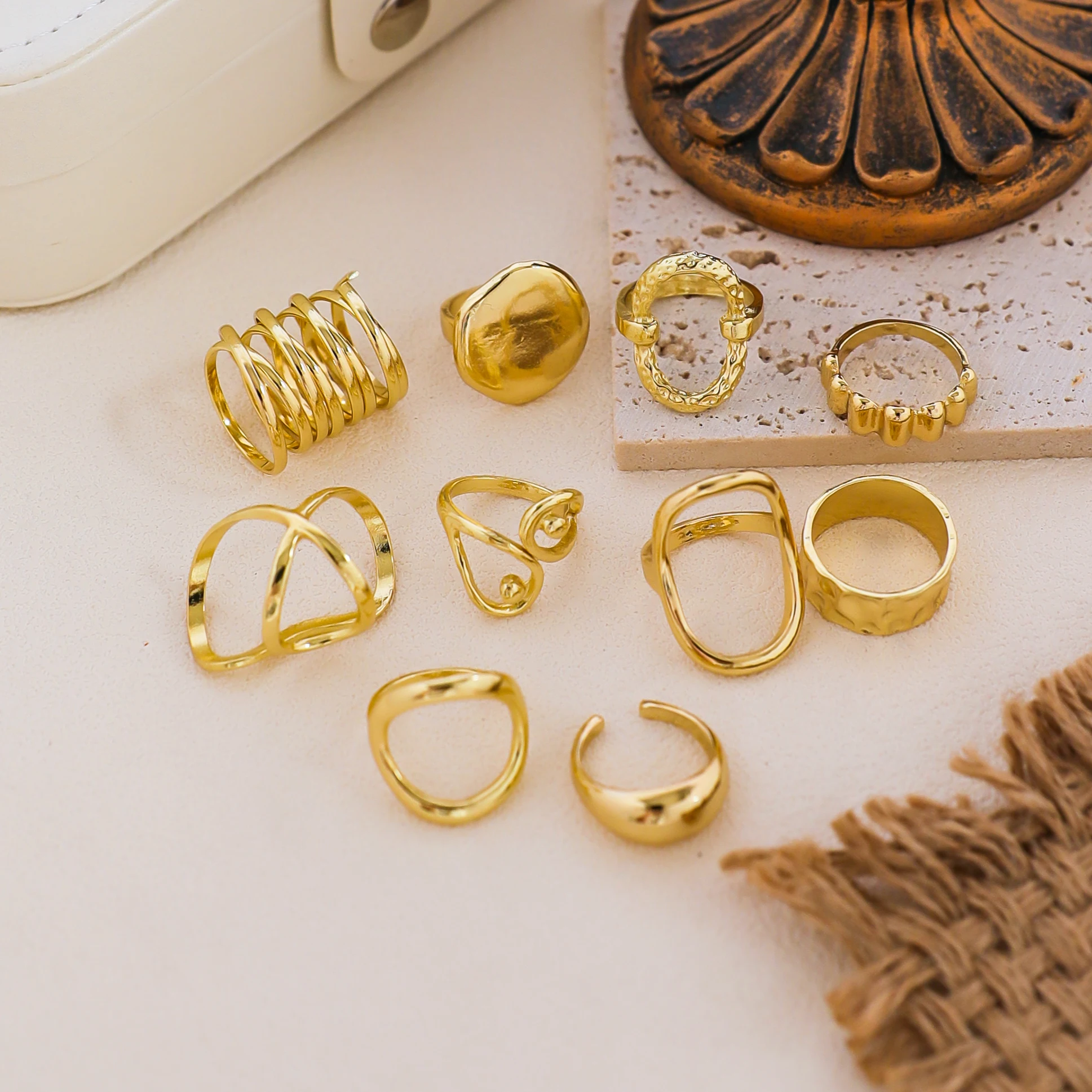 Neues 10-teiliges Set Unregelmäßiger Glatter Ringe für Frauen, Geometrische Übertriebene Goldfarbene Fingerringe, Vintage Mode Party Schmuck – Detail 5