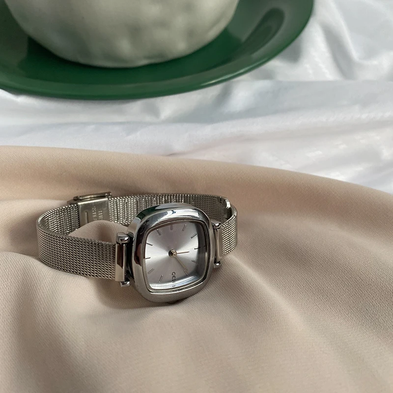 Simple And Stylish Square Watch For Women, Versatile Small Dial, Elegant Quartz Retro Casual Light Luxury High-End Feel.
