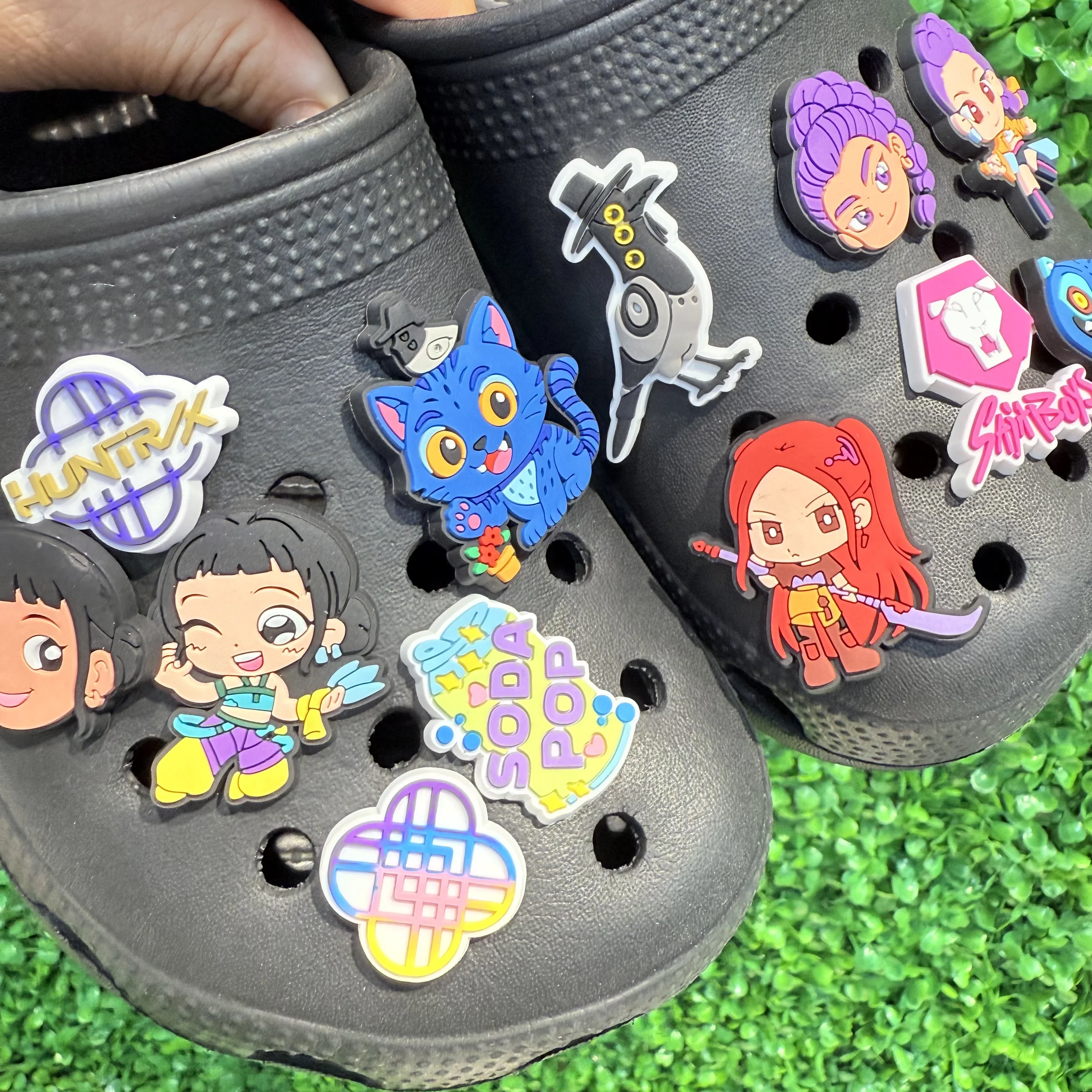 1-100 قطعة الكرتون الموسيقى فيلم المغني فتاة بولي كلوريد الفينيل حذاء للحديقة السحر مشبك تسد النعال زر اكسسوارات هدايا عيد ميلاد الأطفال #6