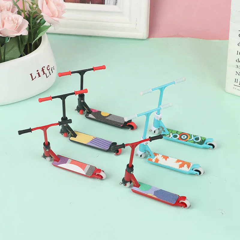 

Random Color Finger Skateboards Finger Scooter Fingertip Bikes Fingerboard Toys