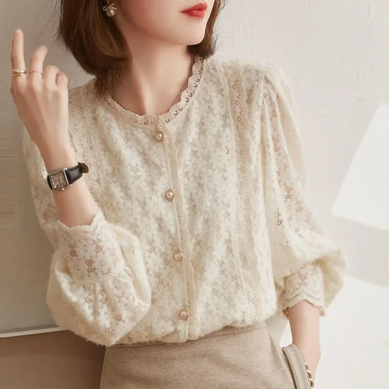 New Autumn and Winter Women's Clothing Style, Fashionable Lantern Sleeve Base Shirt Hook Flower and Hollow Out Show Unique Charm